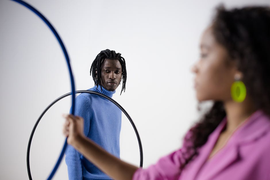  Hula-Hoop-Training mit Gewichten zur Steigerung der Fitness